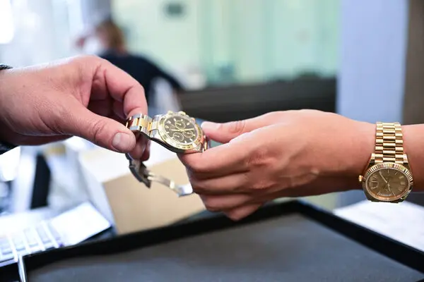 Direct Selling vs. Consignment: The Best Way to Sell Your Watch